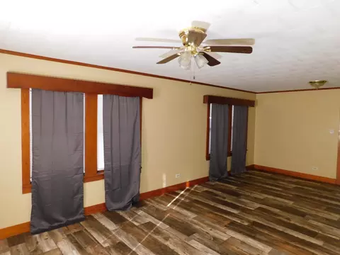 Living - 405 SE 8th St, Springhill, LA 71075 photo 1 of 6