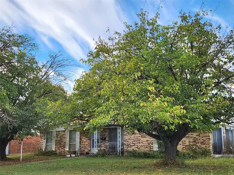 609 Douglas St, Burleson, TX 76028