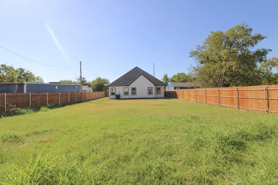 Exterior - 2521 Bruce St, Fort Worth, TX 76111 photo 3 of 5