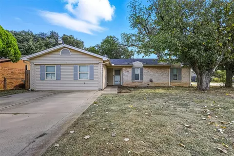 100 Quail Creek Dr, Crowley, TX 76036