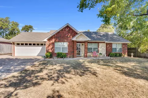 412 W 3rd St, Kennedale, TX 76060