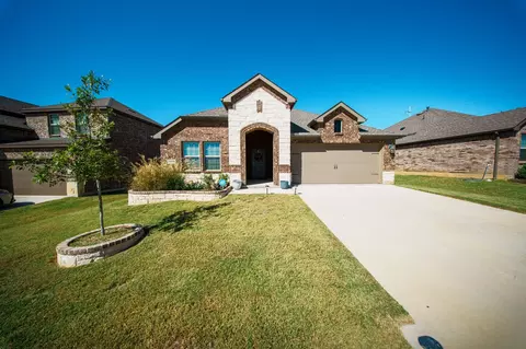 9913 Autumn Leaves Ln, Aubrey, TX 76227
