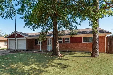 411 Yorkshire Dr, Euless, TX 76040
