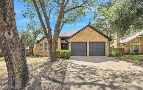823 Shady Brook Ln, Cedar Hill, TX 75104