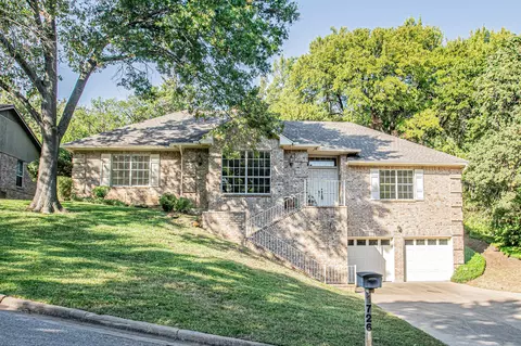 1726 Spring Lake Dr, Arlington, TX 76012