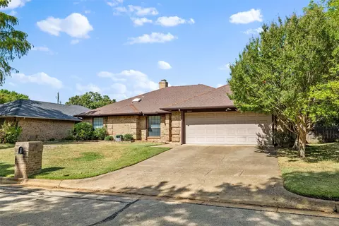 2009 Turf Club Dr, Arlington, TX 76017