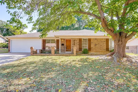 3917 Van Deman Dr, Benbrook, TX 76116