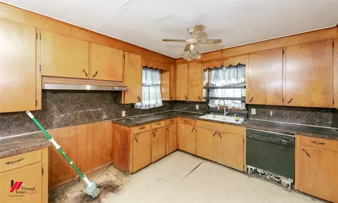Kitchen - 206 North St, Springhill, LA 71075 photo 4 of 5