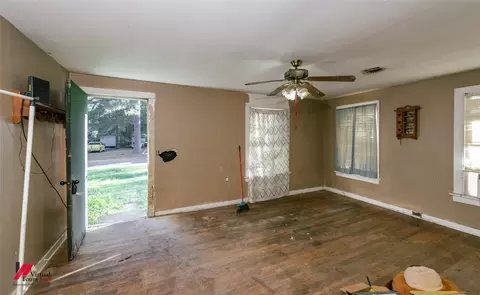Living - 206 North St, Springhill, LA 71075 photo 3 of 6
