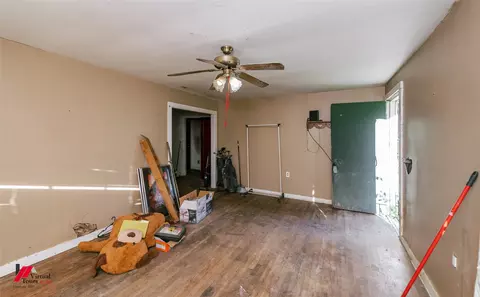 Living - 206 North St, Springhill, LA 71075 photo 2 of 6