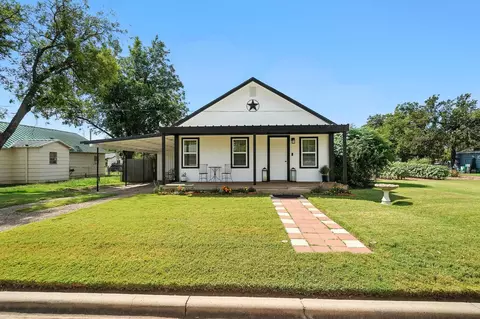420 W D St, Munday, TX 76371