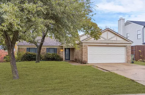 2230 Country Oaks Dr, Garland, TX 75040