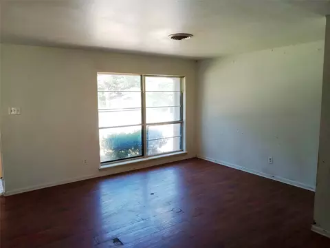 Living - 202 Brookhaven Ter, Commerce, TX 75428 photo 2 of 5