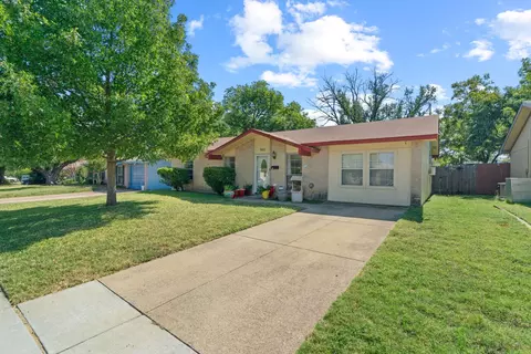 960 Ashwood Dr, Lewisville, TX 75067