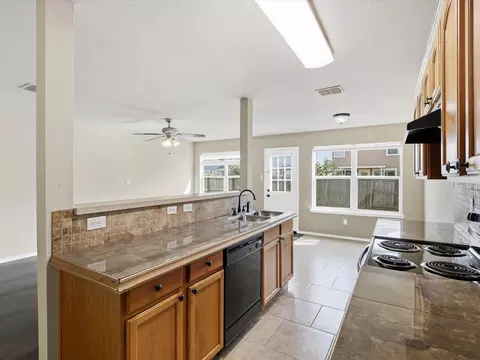 10713 Many Oaks Dr, Fort Worth, TX 76140