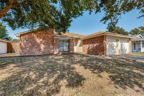 2670 Fairmont Dr, Grand Prairie, TX 75052