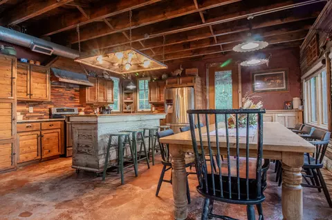 Dining - 1294 River Rd, Colbert, OK 74733 photo 1 of 4