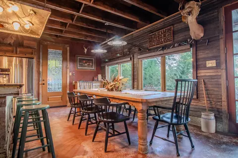 Dining - 1294 River Rd, Colbert, OK 74733 photo 2 of 4