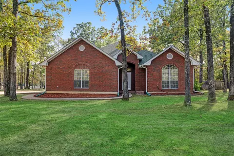 700 Hidden Lake Dr, Powderly, TX 75473