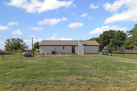 Exterior - 610 Mcvoid Rd, Springtown, TX 76082 photo 6 of 8