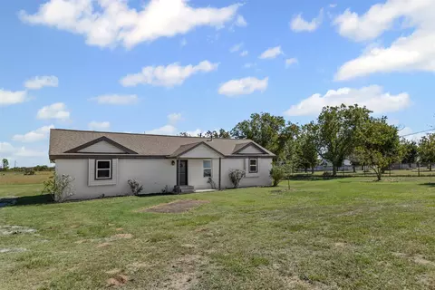 Exterior - 610 Mcvoid Rd, Springtown, TX 76082 photo 3 of 8