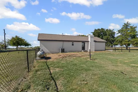 Exterior - 610 Mcvoid Rd, Springtown, TX 76082 photo 5 of 8