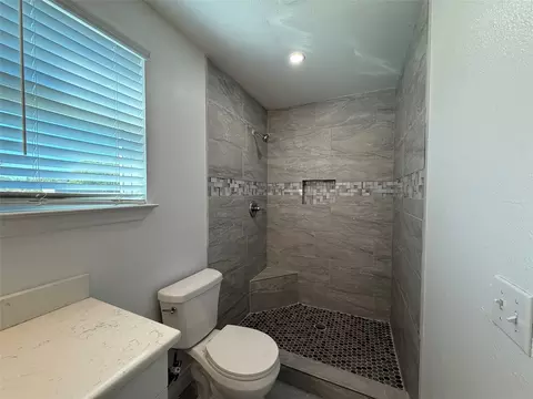 Bath - 160 Summit Dr, Springtown, TX 76082 photo 2 of 2