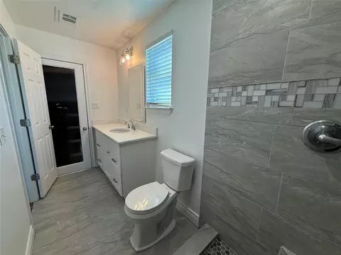 Bath - 160 Summit Dr, Springtown, TX 76082 photo 1 of 2