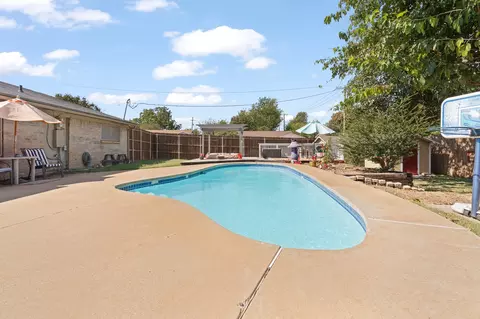 Exterior - 301 E Hampton Rd, Crowley, TX 76036 photo 3 of 8