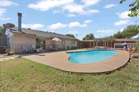 Exterior - 301 E Hampton Rd, Crowley, TX 76036 photo 4 of 8