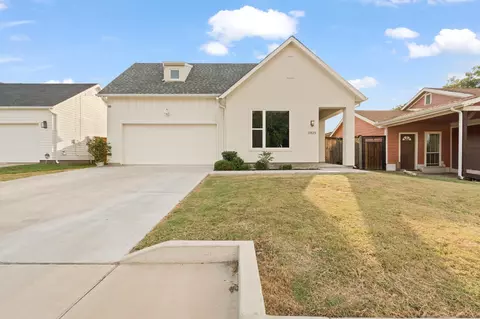 2825 Townsend Dr, Fort Worth, TX 76110