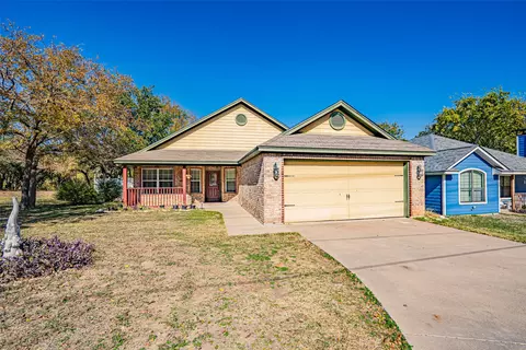 716 E Moore St, Granbury, TX 76048