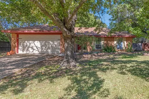 712 Springwood Dr, Hurst, TX 76054