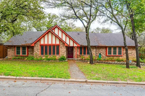 108 Silverleaf Dr, Fort Worth, TX 76112
