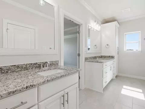 Bath - 724 Raylan St, Springtown, TX 76082 photo 1 of 4