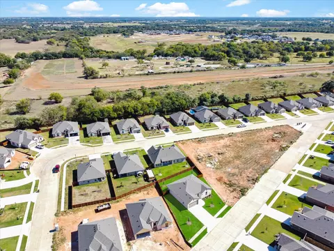 View/Area - 724 Raylan St, Springtown, TX 76082 photo 9 of 10