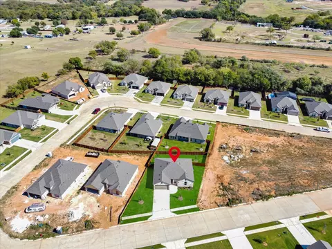 View/Area - 724 Raylan St, Springtown, TX 76082 photo 7 of 10