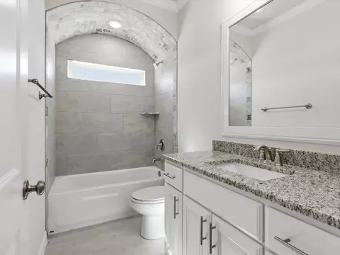 Bath - 724 Raylan St, Springtown, TX 76082 photo 4 of 4