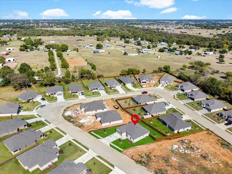 View/Area - 724 Raylan St, Springtown, TX 76082 photo 8 of 10