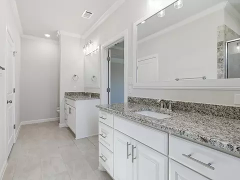 Bath - 724 Raylan St, Springtown, TX 76082 photo 2 of 4