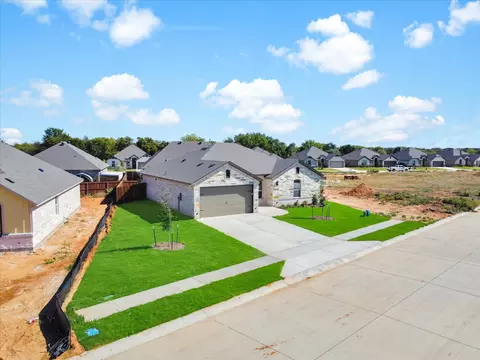 View/Area - 724 Raylan St, Springtown, TX 76082 photo 2 of 10