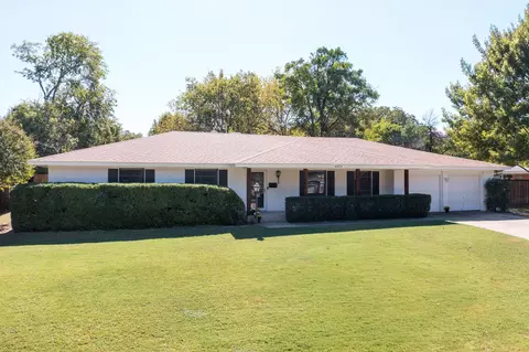 4819 Hope St, River Oaks, TX 76114