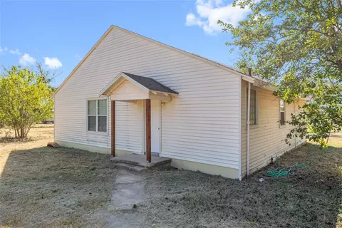 Exterior - 505 E Walcott Ave, Comanche, TX 76442 photo 5 of 9