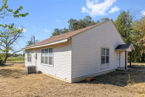Exterior - 505 E Walcott Ave, Comanche, TX 76442 photo 4 of 9