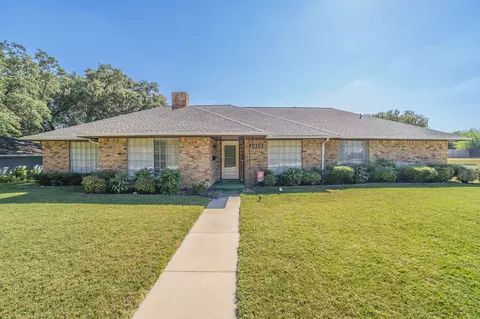 1313 York Dr, Edgecliff Village, TX 76134