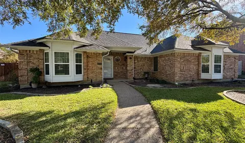 2732 Woodbridge Dr, Hurst, TX 76054
