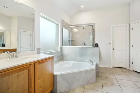 Bath - 2612 Dancing Flame Dr, Denton, TX 76201 photo 2 of 5