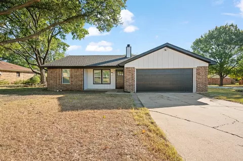517 Black Oak Ln, Burleson, TX 76028