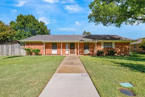 814 Windsor Pl, Grand Prairie, TX 75051