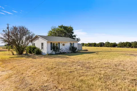 Exterior - 709 Old Rosenthal Rd, Lorena, TX 76655 photo 4 of 13